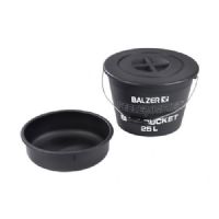 4005652187402 - Feedermaster, foder spand, 25l - Farve:Sort - 001 8347 025<br>Professional feed bucket with removable tray and an overlapping cover which prevents moisture from entering the bucket.