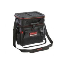 4005652806792 - Shirasu 2-i-1 Carry-All taske - Farve:Sort - 001 1937 006<br>Very suitable for both boat and bank anglers. It consists of the basic bag as well as the removable top bag with carrying handle and hard cover. There are 3 rod holders on the basic bag as well as a holder for pliers (plier not included in scope of supply). The top bag can be equipped to fit 2 containers or 2 Shirasu System boxes perfectly.