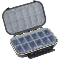 4005652852003 - Shirasu Tackle box - Farve:Sort - 001 8346 003<br>This box offers plenty of storage space for smaller tackle such as swivels, split rings, spoons, and so on. The dividers can be removed, making it extremely flexible. The lid pops open at the touch of a button (Easy Open System). 100% waterproof!