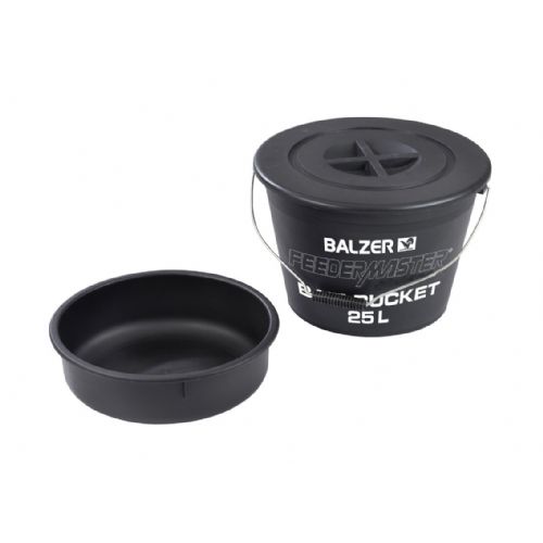 4005652187402 - Feedermaster, foder spand, 25l - Farve:Sort - 001 8347 025<br>Professional feed bucket with removable tray and an overlapping cover which prevents moisture from entering the bucket.