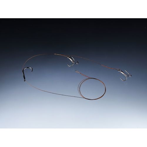 4005652201627 - MK Adventure long-cast rig - Længde:70cm. - Brudstyrke:9kg. - 001 4533 004<br>Equipped with two treble hooks and a single hook. The single hook is placed in the lip of the bait. That way one can perform the cast vigorously without the bait flying off the hook during casting. In the case of larger baitfish the single hook can happily disappear completely into the head; it serves less to hook the predator fish: its purpose is only to make sure it is stable during casting. With a copper wire which ensures perfect casting protection.