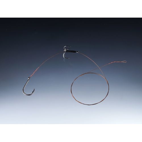 4005652201658 - MK Adventure gedde flådrig - Længde:70cm. - Brudstyrke:9kg. - 001 4534 004<br>Perfect to offer the baitfish when drifting. The big single hook enters at the top of (!) the head and the hook is guided out of the bait’s mouth. The second hook (treble hook) is fixed in the back of the bait. In this way the bait lures in a stable balance and makes it look perfectly like a floating prey. If the treble hook is placed a bit in the direction of the tail, the bait tilts slightly forwards and imitates a prey searching for food which then floats with the head inclined.