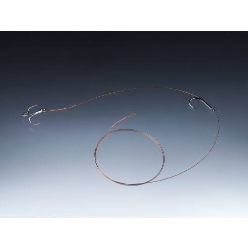 4005652201696 - MK Adventure combi rig - Længde:70cm. - Brudstyrke:9kg. - 001 4535 006<br>Also in the case of this rig the single hook provides security for long distance casts. The single hook sits more securely in the head of the baitfish than a treble hook and should be visible in the case of this rig because the single hook should also be able to get a hold in the pike’s mouth.