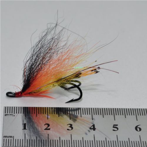 PAR0123 - Black/Orange/Yellow Sølv Body - Str.4<br>Sierra mønster her bundet på AHREX VS430 med Artic fox winge